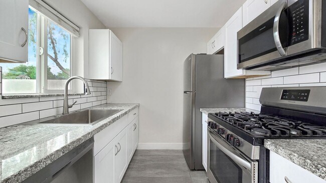 Building Photo - Gorgeous Remodel in Desirable North Central Phoenix Neighborhood