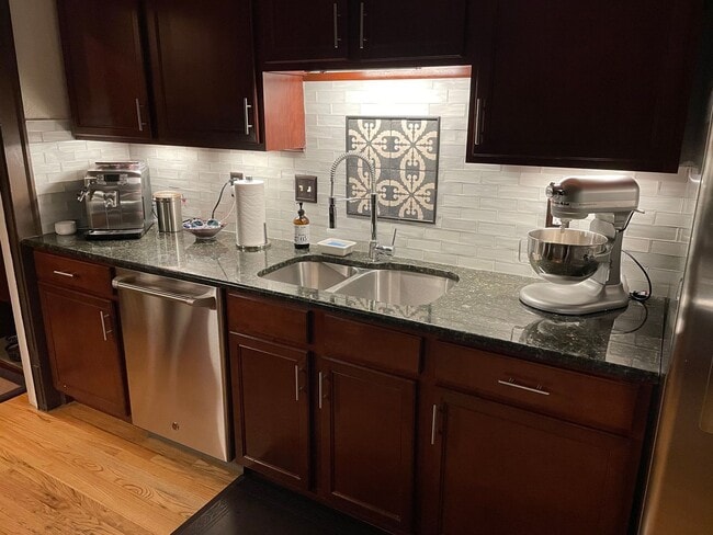 Building Photo - LOCATION LOCATION! This stunning remodeled bungalow has 4-beds and 2-baths w/ an office and is lo...