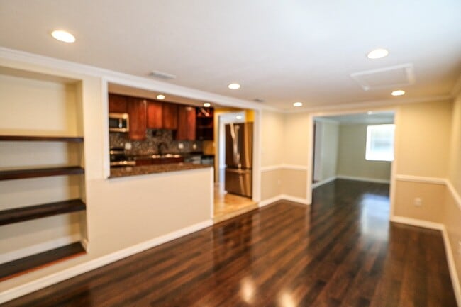 Building Photo - 3 bedroom, 2.5 bathroom home is in a highly sought-after neighborhood in the heart of South Tampa...