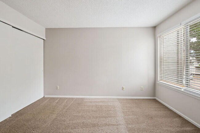 Building Photo - Updated 2-Bedroom Ground-Level Condo – Wat...