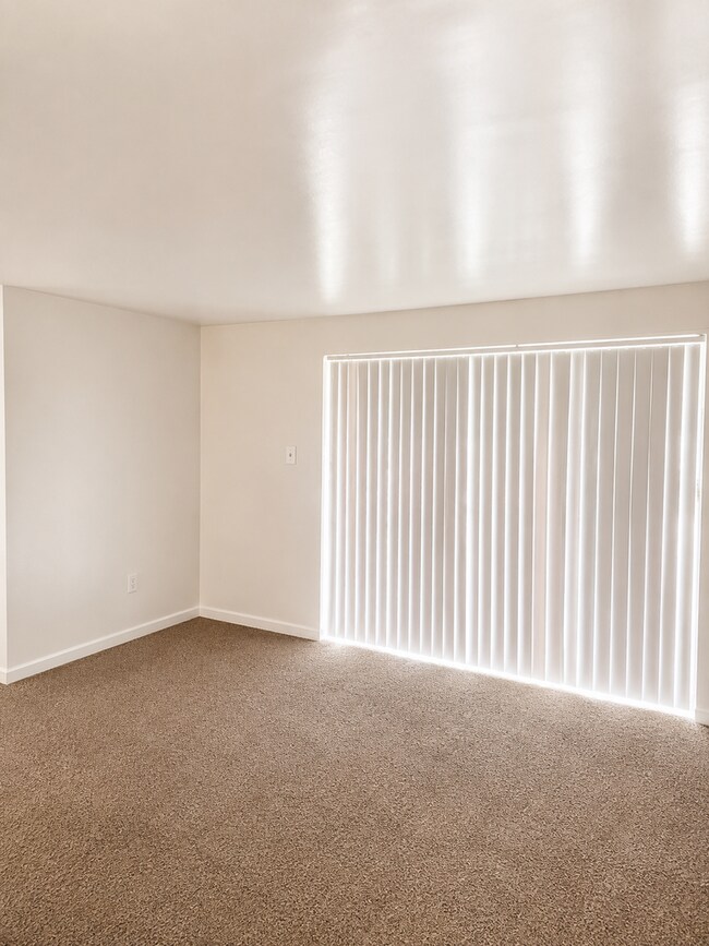 Building Photo - 1 bed in Beautilful Historic Brick complex, Great location