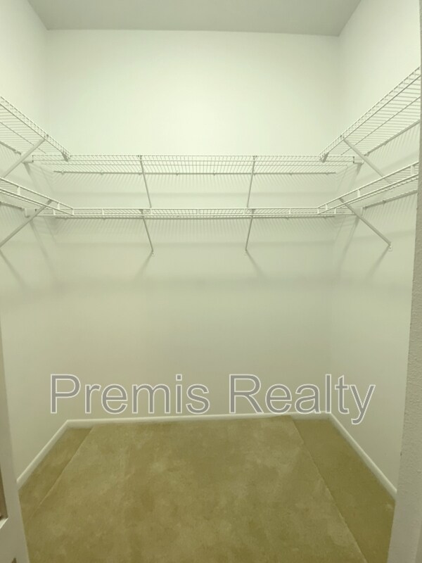 Building Photo - 642 Weathersfield Dr