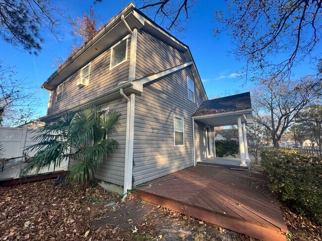 Building Photo - Spacious home with large yard & Detached G...