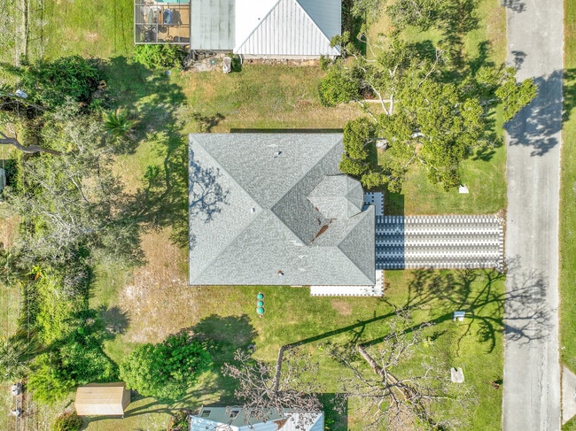 Building Photo - 6607 Deland Ave