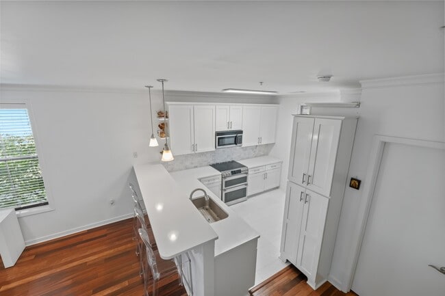 Building Photo - 380 Island Dr