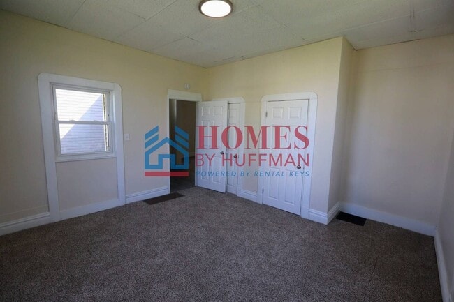 Building Photo - Three Bedroom House | Move in Ready