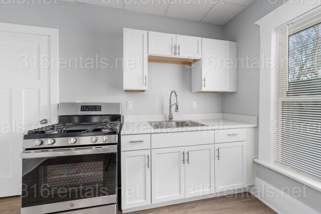 Building Photo - $850 - 1 bed 1 bath - Beautiful newly renovated Multi-family home located in Delano