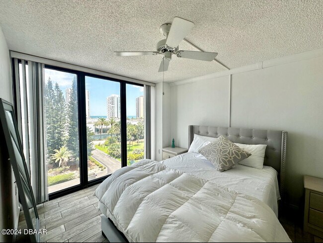 Building Photo - 1 Oceans W Blvd