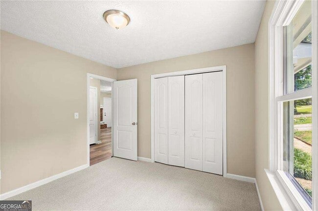 Building Photo - 200 E Country Woods Dr