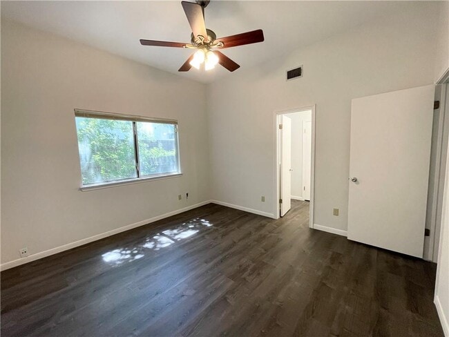 Building Photo - 2305 Darnell Dr