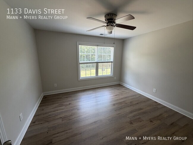 Building Photo - 1133 Davis St