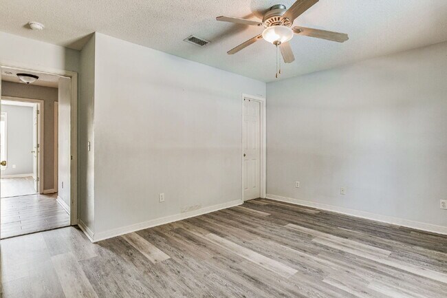 Building Photo - Welcome to your dream home! This stunning ...