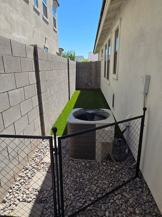 Building Photo - 4-bedroom + Den, 3-bath home in The Preserve at San Tan
