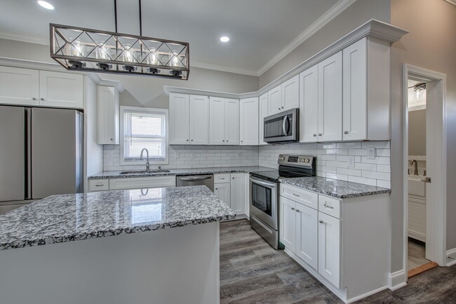 Building Photo - 21 Maple Ave