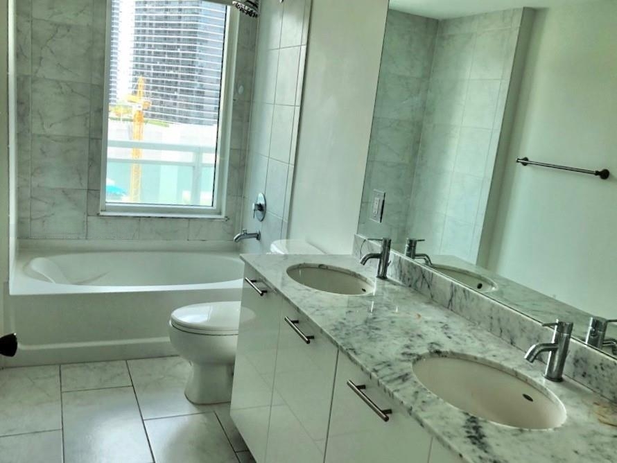 Building Photo - 950 Brickell Bay Dr