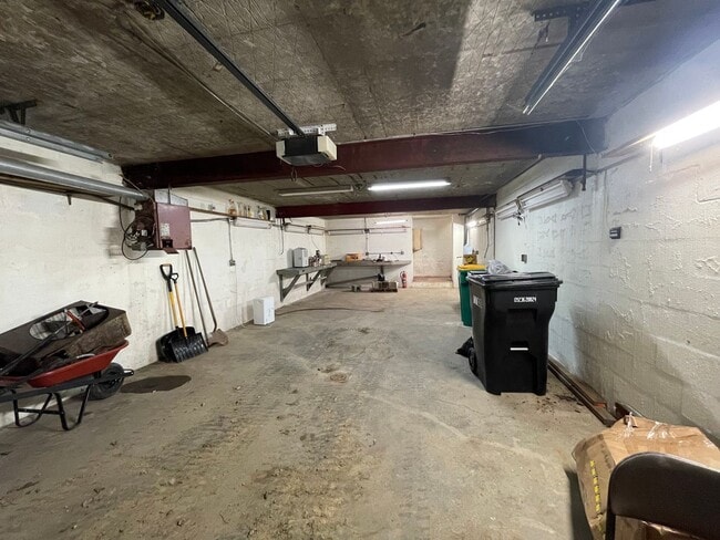 Building Photo - Spacious 3 Bedroom Single Family Home with...