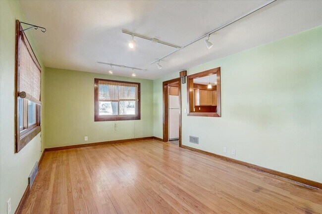 Building Photo - 309 E Lakeview Ave
