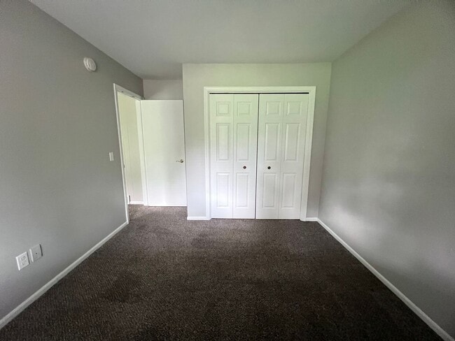 Building Photo - Four Bedroom Large Duplex in Kentwood Scho...