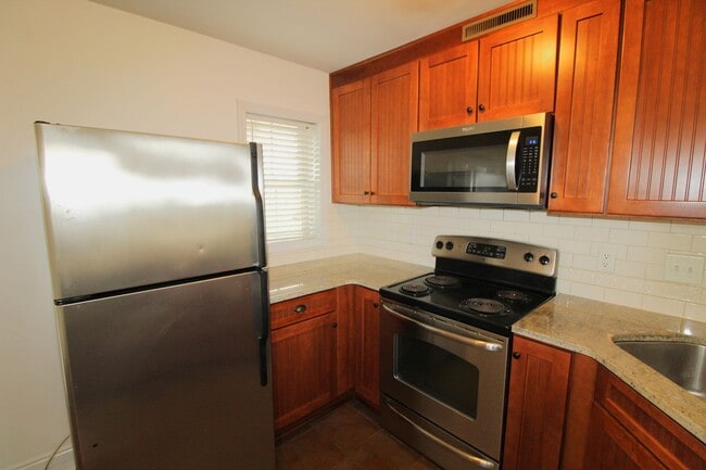 Building Photo - (Coming Soon) 2 Bedroom Condo on Park Road!