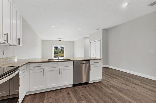 Building Photo - Brand new Duplex stocked with upgrades