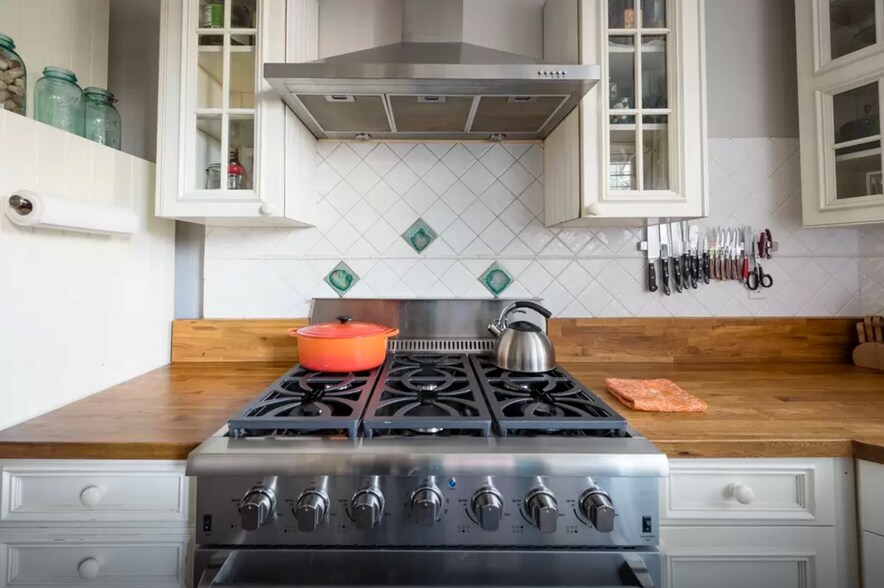 Gas stove with 6 burners and large oven - 2021 W Girard Ave