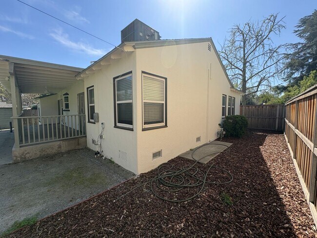 Building Photo - Charming home located in Beverly Glenn Rent Ready!