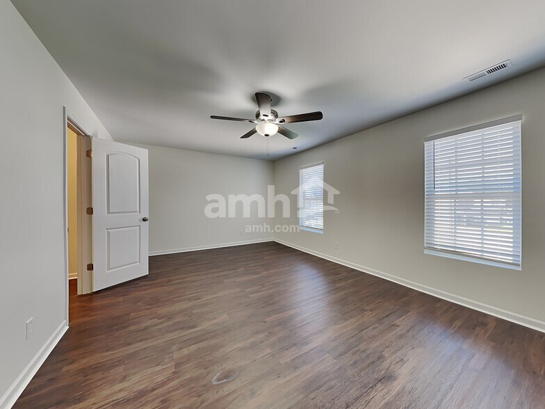Building Photo - 132 Drewsbury Dr