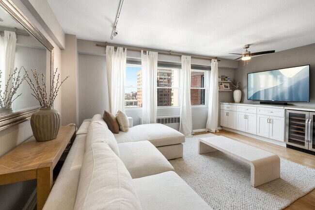 Building Photo - 2909 N Sheridan Rd