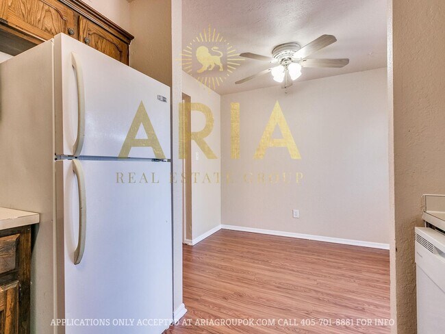 Building Photo - Spacious 2 Bed/1.5 Bath Townhouse in East ...
