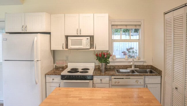 Building Photo - 808 Flamingo Dr