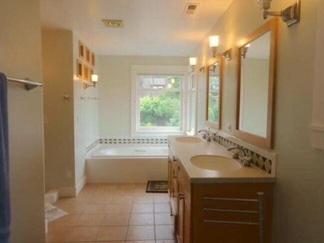 Building Photo - Spacious 3-Level Home Overlooking Magnuson...