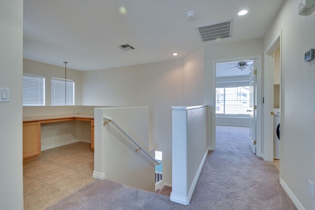 Building Photo - NW 3 bedroom!! Community Pool!! Playground...