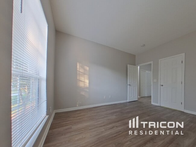 Building Photo - 101 Royal Crest Dr