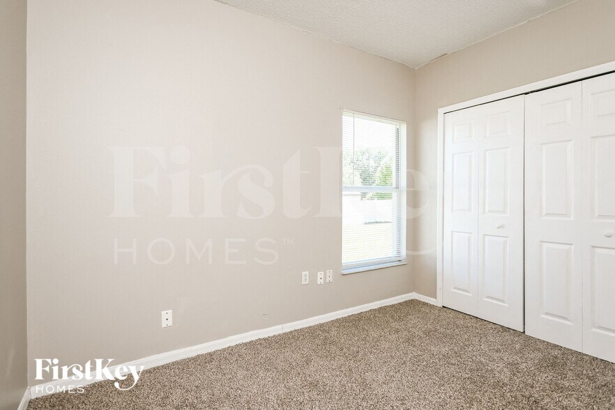 Building Photo - 702 Cotulla Dr