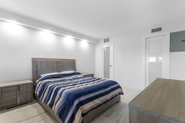 Building Photo - 1160 Hillsboro Mile