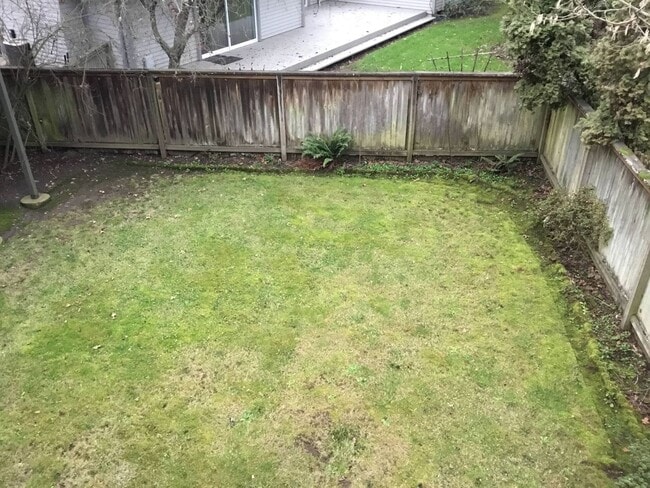 Building Photo - 3 bedroom 2 bathroom Duplex