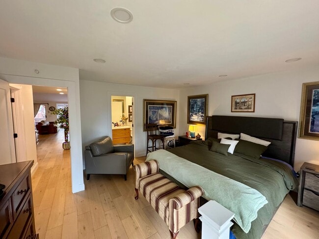 Building Photo - Beautiful 3 bedroom condo in CWE