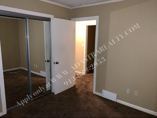Building Photo - Charming Prairie Village Ranch Home-Availa...