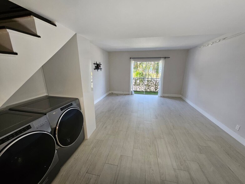 Building Photo - 6707 N Kendall Dr