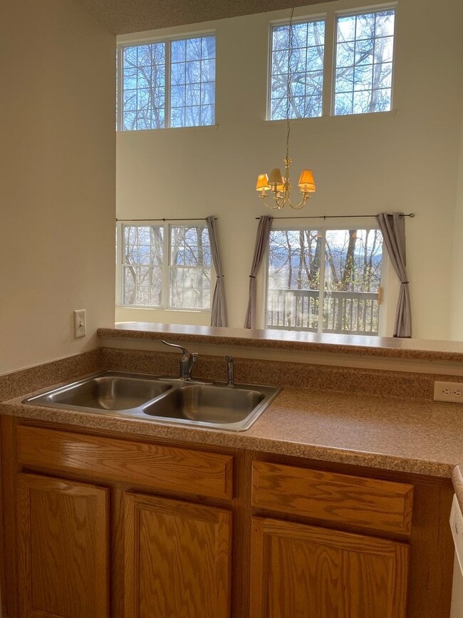 Building Photo - 165 Farm Ln