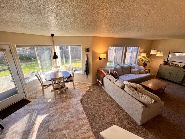 Building Photo - 4412 Ingleside Dr SE