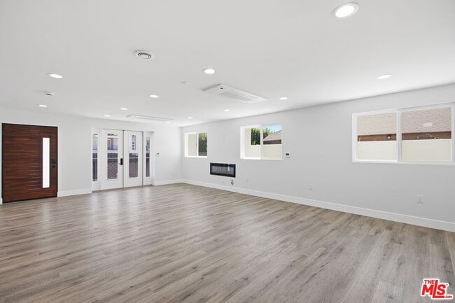 Building Photo - 11611 Burbank Blvd