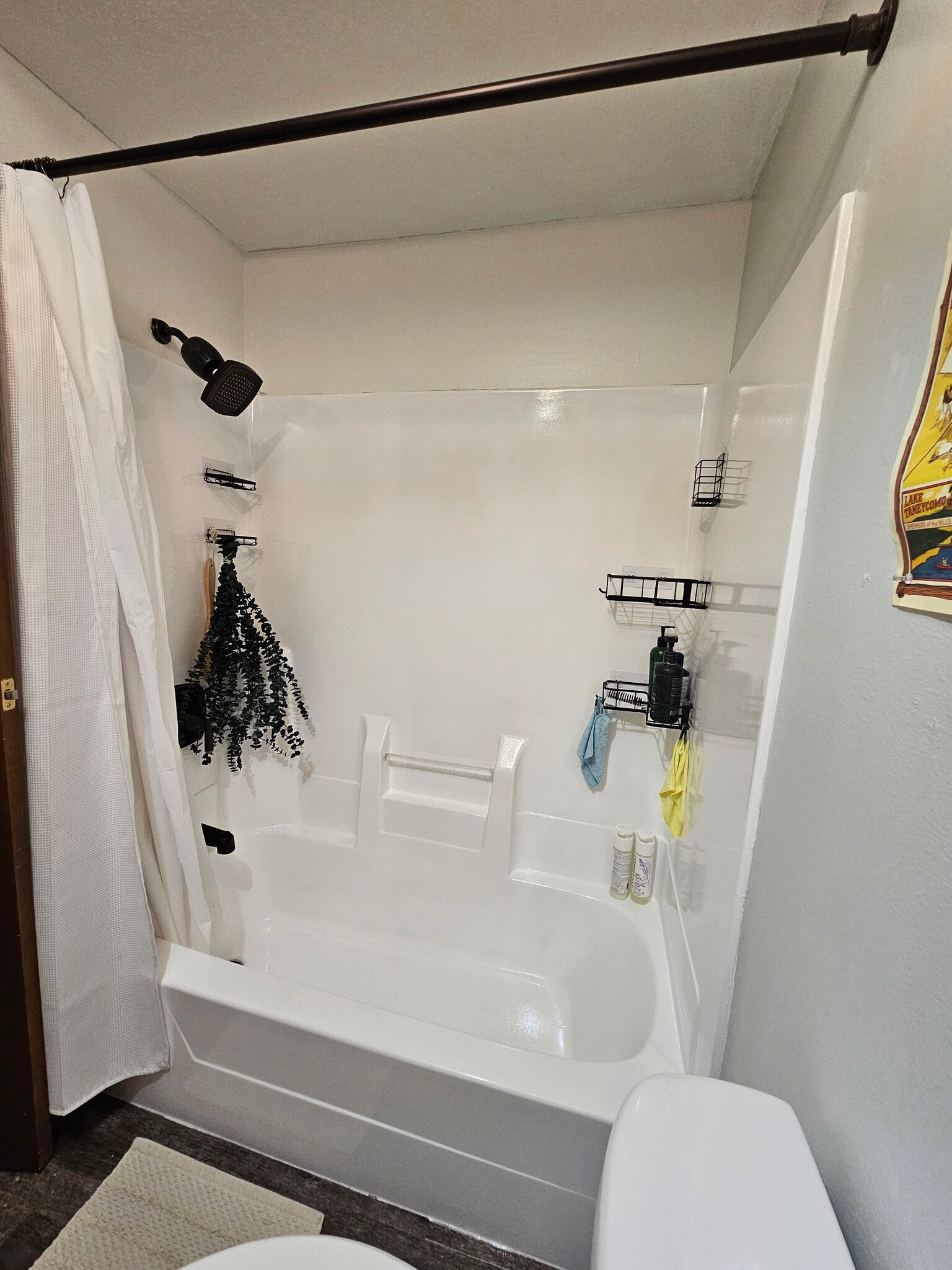 Bath Tub - 332 E Main St