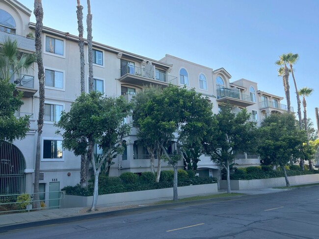 Building Photo - **555 Maine Ave #304 Long Beach** 3 bedroom 2 bath condo less than 5 miles from the beach