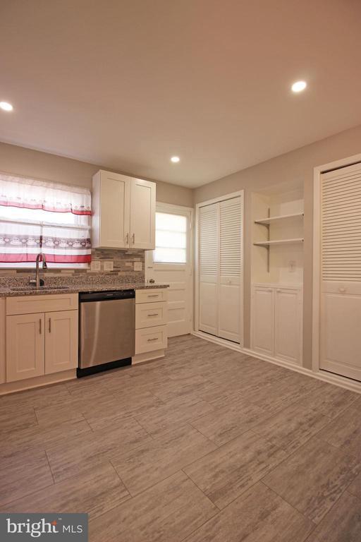 Building Photo - 102 Yeonas Dr SE
