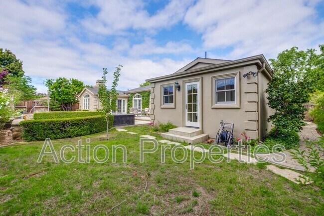 Building Photo - 450 Juanita Way
