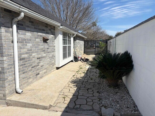 Building Photo - 8814 Crossway Dr