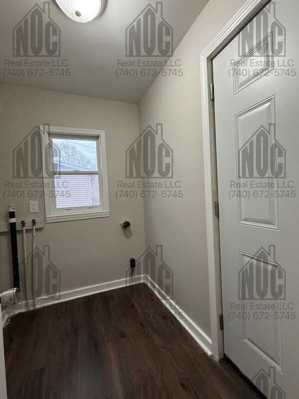 Building Photo - 160 1/2-160 1/2 Lake St