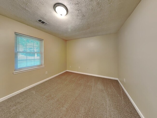 Building Photo - Move-in Ready, 3 Bedroom Home!