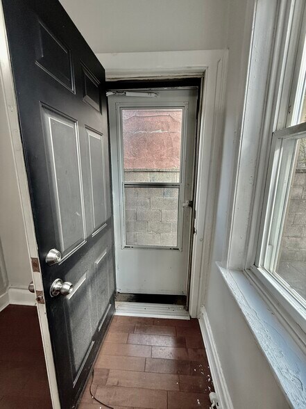 Building Photo - 302 Dickinson St